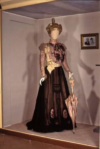 Nachmittagsrobe, getragen von Wanda Placke, 1897 (Foto: Museum) Nachmittagsrobe, getragen von Wanda Placke, 1897 (Foto: Museum)