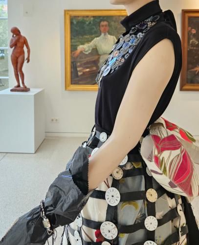 Das aus Stoffresten gefertigte Kleid "Time" ist mit Zifferblättern besetzt. Foto: KMH Das aus Stoffresten gefertigte Kleid "Time" ist mit Zifferblättern besetzt. Foto: KMH