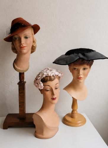 Hutmodelle aus den 1940er bis 1960er Jahren. © KulturGut Mannheim – Sammlung Wolfgang Knapp, Foto: KMH Hutmodelle aus den 1940er bis 1960er Jahren. © KulturGut Mannheim – Sammlung Wolfgang Knapp, Foto: KMH