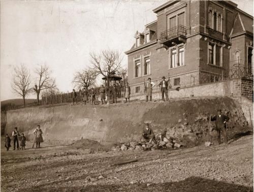 Ausgrabung latènezeitlicher Siedlungsgruben 1899, Hainsbachweg/Ecke Bergstraße, Zeitgenössischer Papierabzug von einem Glasplattennegativ auf Karton, Fotograf unbekannt