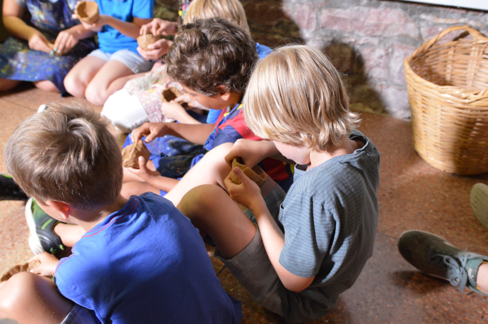 Kindern töpfern im Kurpfälzischen Museum (Foto: Seele)