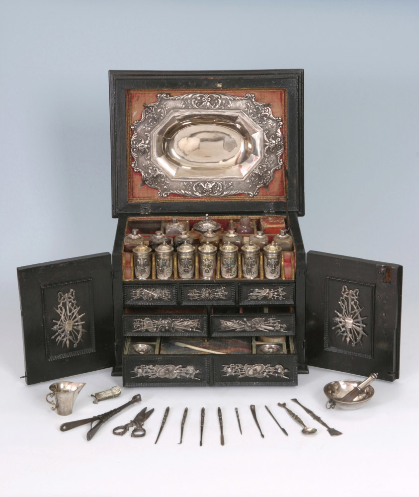 Kostbare Reiseapotheke, um 1640, mit silberner Aderlass-Schale im Deckel, um 1640, © Dt. Apotheken Museum-Stiftung, Heidelberg. Foto: Claudia Schäfer